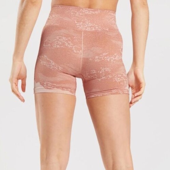GYMSHARK ADAPT CAMO SEAMLESS SHORTS Misty Pink/Hazy Pink - Picture 6 of 7